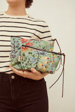 Load image into Gallery viewer, Bolsito de Proyecto Tejido jacquard Flores azaleas celeste
