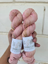 Laden Sie das Bild in den Galerie-Viewer, Laguna Rosa en base Silky ME Sock – dos madejas teñidas a mano