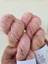 Laden Sie das Bild in den Galerie-Viewer, Primer plano de dos madejas Laguna Rosa en Silky ME Sock