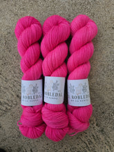Cargar imagen en el visor de la galería, Rosa Rosae - British Wool