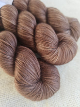 Cargar imagen en el visor de la galería, Pecan - Mulberry