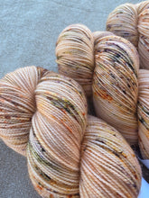 Cargar imagen en el visor de la galería, Apricot Grove - Sock Twist