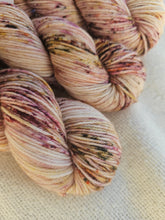 Cargar imagen en el visor de la galería, Fig Dust - BFL Sock DK