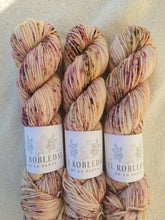 Cargar imagen en el visor de la galería, Fig Dust - BFL Sock DK