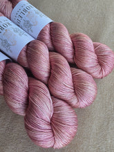 Cargar imagen en el visor de la galería, Sakura Dusk - Mulberry