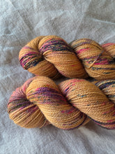 Laden Sie das Bild in den Galerie-Viewer, OOAK - British Wool