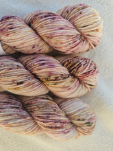 Cargar imagen en el visor de la galería, Fig Dust - BFL Sock DK