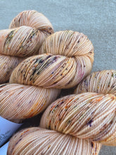 Cargar imagen en el visor de la galería, Apricot Grove - Sock Twist