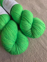 Cargar imagen en el visor de la galería, Radio Green - Sock Twist