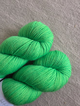 Cargar imagen en el visor de la galería, Radio Green - Sock Twist