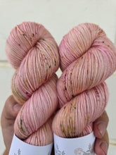 Laden Sie das Bild in den Galerie-Viewer, Detalle del color Laguna Rosa y sus speckles en Silky ME Sock

