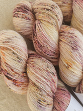 Cargar imagen en el visor de la galería, Fig Dust - Silky BFL Lace
