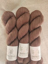 Load image into Gallery viewer, Dusty Cocoa - British Wool
