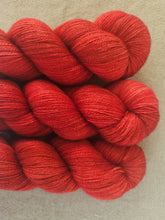 Cargar imagen en el visor de la galería, Rojo de Feria - Silky BFL Lace
