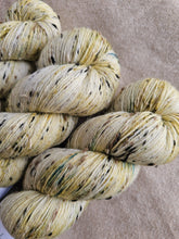 Load image into Gallery viewer, Ojitos - Tweed ME
