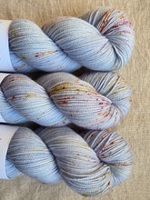 Laden Sie das Bild in den Galerie-Viewer, Ugly Cry - Sock Twist

