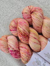 Cargar imagen en el visor de la galería, Peach Orchard - Silky ME
