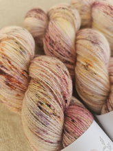 Cargar imagen en el visor de la galería, Fig Dust - Silky BFL Lace

