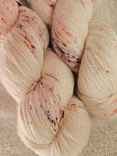 Cargar imagen en el visor de la galería, Higo &amp; Miel - Silky BFL Lace
