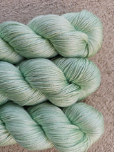 Cargar imagen en el visor de la galería, Spring Brat - Mulberry

