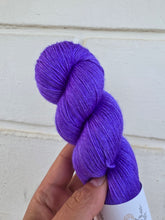 Laden Sie das Bild in den Galerie-Viewer, Jacaranda - Silky BFL
