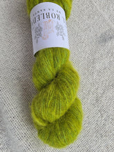 Laden Sie das Bild in den Galerie-Viewer, Chartreuse - Fluffy Yak
