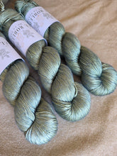 Laden Sie das Bild in den Galerie-Viewer, OOAK - Mulberry
