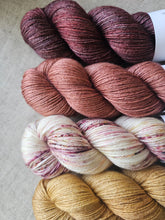Cargar imagen en el visor de la galería, Mystery Musikal WestKnits KIT 02
