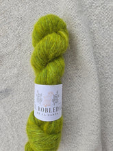 Laden Sie das Bild in den Galerie-Viewer, Chartreuse - Fluffy Yak
