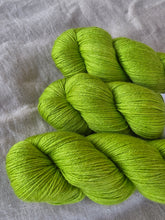 Cargar imagen en el visor de la galería, Chartreuse - Silky BFL
