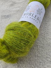 Laden Sie das Bild in den Galerie-Viewer, Chartreuse - Fluffy Yak
