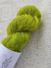 Laden Sie das Bild in den Galerie-Viewer, Chartreuse - Fluffy Yak
