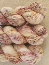 Cargar imagen en el visor de la galería, Fig Dust - Silky BFL Lace
