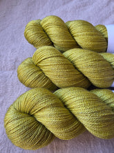 Laden Sie das Bild in den Galerie-Viewer, Lucky Dip - Silky BFL Lace
