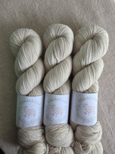 Cargar imagen en el visor de la galería, Cloud Dancer - Sock Twist
