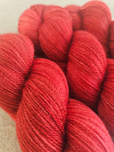 Cargar imagen en el visor de la galería, Rojo de Feria - Silky BFL Lace

