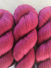 Cargar imagen en el visor de la galería, Mrs Plum - Mulberry
