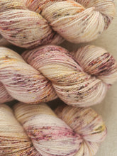 Cargar imagen en el visor de la galería, Fig Dust - Silky BFL Lace
