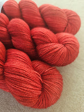 Cargar imagen en el visor de la galería, Rojo de Feria - Silky BFL Lace
