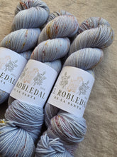 Laden Sie das Bild in den Galerie-Viewer, Ugly Cry - Sock Twist
