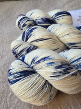 Laden Sie das Bild in den Galerie-Viewer, ICY SNOW - Sock Twist
