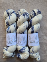 Laden Sie das Bild in den Galerie-Viewer, ICY SNOW - Sock Twist
