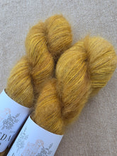 Cargar imagen en el visor de la galería, Mida - Silky Mohair
