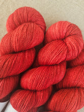 Cargar imagen en el visor de la galería, Rojo de Feria - Silky BFL Lace
