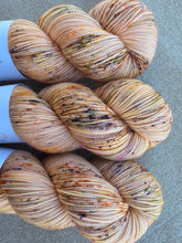Cargar imagen en el visor de la galería, Apricot Grove - Sock Twist
