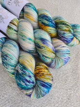 Cargar imagen en el visor de la galería, Escándalo Botánico II - Silky BFL Lace
